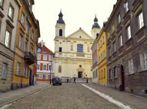 una vieja calle con un edificio con una iglesia en Studio Stare Miasto, en Varsovia