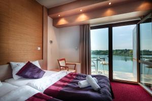 A bed or beds in a room at Hotel Corvus Aqua