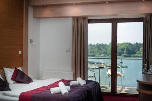 A bed or beds in a room at Hotel Corvus Aqua