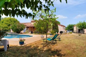a yard with a swimming pool and two chairs at Studio Montayral in Montayral