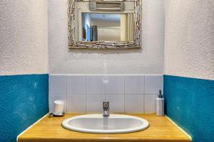a bathroom with a sink and a mirror at L'escale Marine Air-conditioning in Sète +14 photos