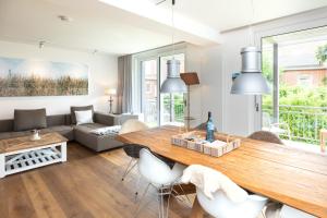a living room with a table and a couch at Wohnung 14 Am Januspark in Juist