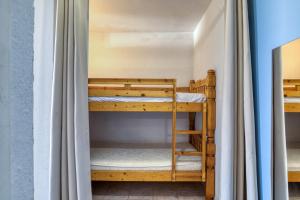 a bunk bed room with two bunk beds at L'escale Marine Air-conditioning in Sète