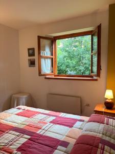 a bedroom with a bed and a window at Ambiente de montaña- Chimenea, vistas y jardín- Isard 4 in Pla de l'Ermita