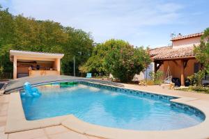 a swimming pool in a yard with a house at Studio Montayral in Montayral