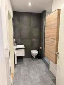 a small bathroom with a toilet and a sink at Casa del Mondo 2 in Sankt Aldegund
