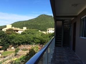 Uma vista da montanha tirada da casa de hóspedes 