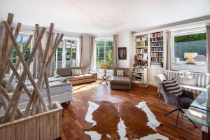 a living room filled with furniture and a large window at Exklusive Traumvilla mit Sauna in Hamburg