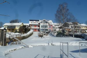 een tennisbaan in de sneeuw met condo's bij Villa Sonnenhügel in Zwiesel