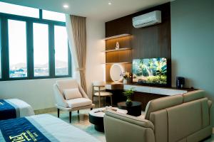 a hotel room with a bed and a tv at T&T Luxury Hotel Đồi Ngô in Bắc Ninh