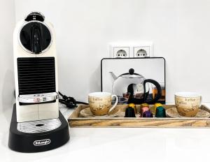 a coffee maker and two cups on a counter at Nürnberg Central Flat in Nuremberg +4 photos