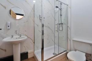 a bathroom with a shower and a toilet and a sink at Contractor-Friendly - Hawick - Free Parking - 2BR in Hawick