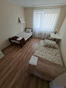 a bedroom with two beds and a window at Dom na Kościelnej in Ślesin
