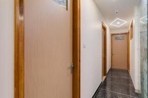 a hallway with a door and a hallway at Hotel O Happy Times Vishveshwar Park in Gomti Nagar