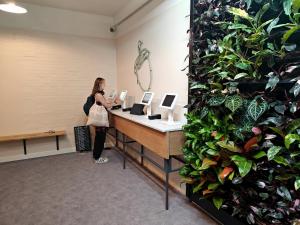 Tamu yang menginap di Hotel Capsule Inn