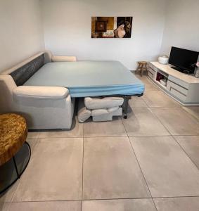 a room with a bed and a table and a tv at Le jardin Désiris - Logement indépendant avec jardin et parking privé in Pézenas +7 photos