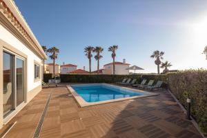 a house with a swimming pool in a yard at Marvellous Villa in Óbidos +55 photos