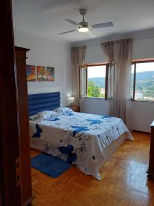 a bedroom with a bed and a ceiling fan at Serra Viva in Cortes do Meio