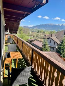 a balcony with a table and chairs and a view at Villa Bran Legend in Bran