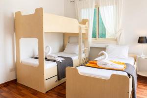 two swans are sitting on two bunk beds in a room at Villa Serenity in Neo Chorio