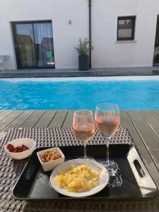 a tray with two glasses of wine and some food at La casita de Vanessa in Changé