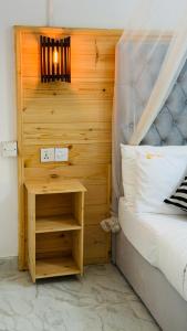 a bedroom with a bed and a nightstand next to a bed sidx sidx sidx at Mount Breeze Ella in Ella
