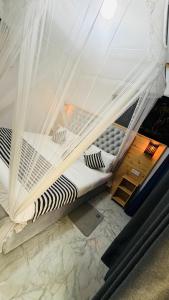 a bed with a mosquito net in a room at Mount Breeze Ella in Ella