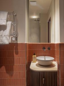 a bathroom with a sink and a mirror at Lazare Nomade in Paris
