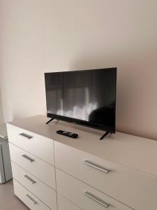 a flat screen tv sitting on top of a dresser at D&F Guest House in Milazzo