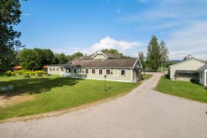 a large white house with a large yard at Råda Hotel in Hagfors