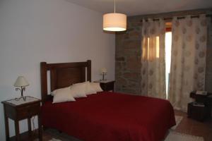 Uma cama ou camas num quarto em Alojamento Rural Casa da Eira