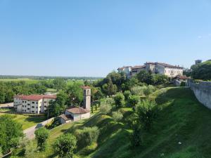a small town on a hill with houses and trees at Il Pozzo dei desideri Shabby in Spilimbergo