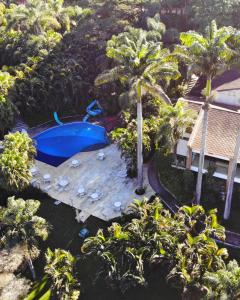 an overhead view of a swimming pool with palm trees at Hotel Amoreiras in Extrema +1 photo