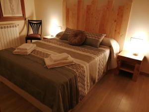 a bedroom with two beds and a table and a chair at Argixti in Sumbilla