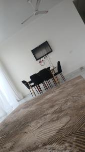 a living room with a piano and two chairs at منزل للإيجار اليومي in Ḩilf