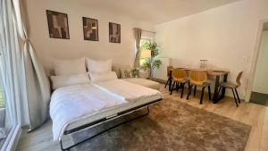 a bedroom with a bed and a table and chairs at Stilvolles Apartment im Siebengebirge in Königswinter