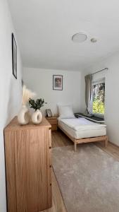 a bedroom with a bed and a window at Stilvolles Apartment im Siebengebirge in Königswinter
