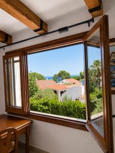 a window in a room with a table and a view at Casa Lluna De Mar in L'Ampolla