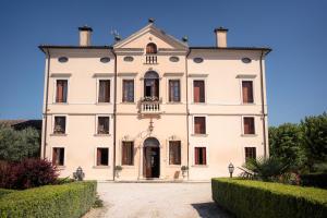 a large white building with a balcony on top at Villa Bongiovanni in San Bonifacio