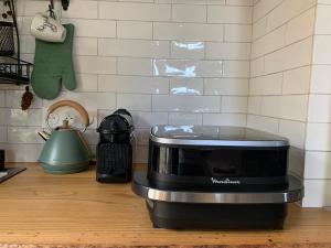 a microwave sitting on a counter in a kitchen at Éco-Gîte "La Chouette Verte" - Eco-Lodge "The Green Owl" in Wangenbourg