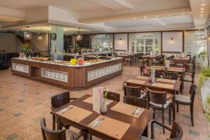 a restaurant with wooden tables and chairs and a buffet at Villapark Vargesztes in Várgesztes