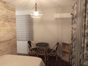 a room with two chairs and a table and a lamp at L'instant Varangue in Albion