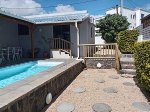 a backyard with a swimming pool and a house at L'instant Varangue in Albion
