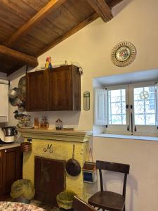 a kitchen with a fireplace and a wooden ceiling at Nido Stellato in Calascio