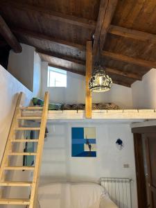 a room with a bunk bed and a chandelier at Nido Stellato in Calascio