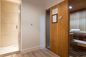 ein Badezimmer mit Glastür und Toilette in der Unterkunft Hotel Maison Lia in Châlons-en-Champagne