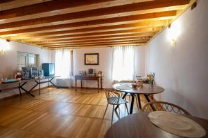 a living room with a table and chairs and a kitchen at Villa Bongiovanni in San Bonifacio