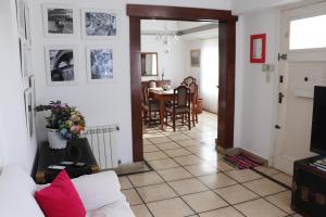 a living room with a couch and a dining room at Chalet 3 dormitorios MDP in Mar del Plata