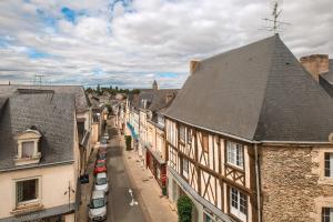 a view of a city street with buildings and cars at Le Doumer - Centre-ville - Petfriendly in Château-Gontier