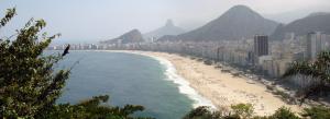 Blick auf einen Strand mit Gebäuden und eine Stadt in der Unterkunft Mar da Babilônia Hostel in Rio de Janeiro